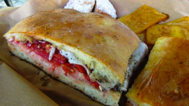 Il pane cunzatu del Panificio di Stabile e Anselmo, a Scopello (TP)