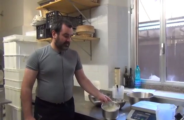Longoni spiega la preparazione dell’impasto per fare il pane a casa