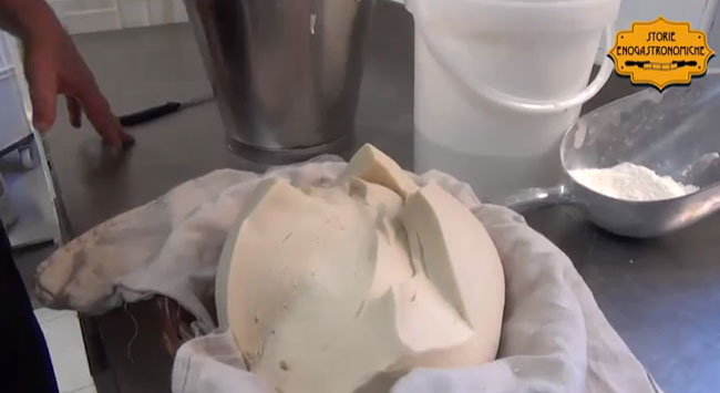 La lavorazione dell’impasto del panettone illustrata da Davide Longoni