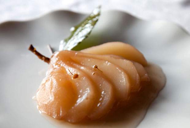 Ricetta: Ventaglio di pere cotte glassate con sciroppo ai fiori di tiglio