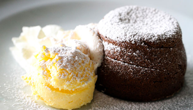 La ricetta del Soufflé al cioccolato servito con crema di burro