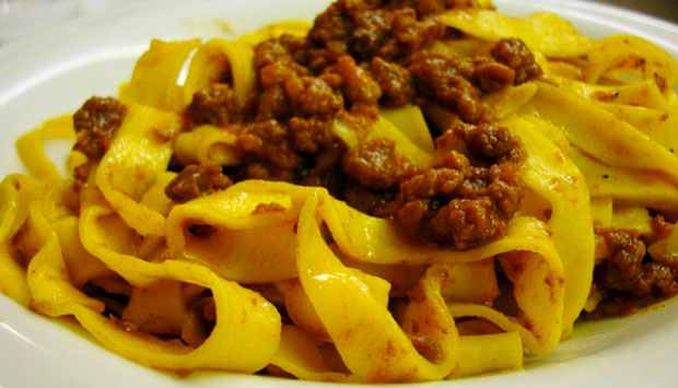 Tagliatelle e tortellini: miti e leggende della gastronomia bolognese