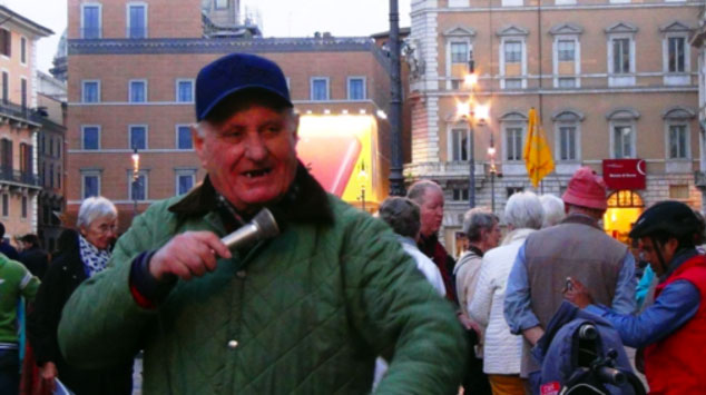 L’esilarante Nonno Adriano balla in piazza Navona a Roma