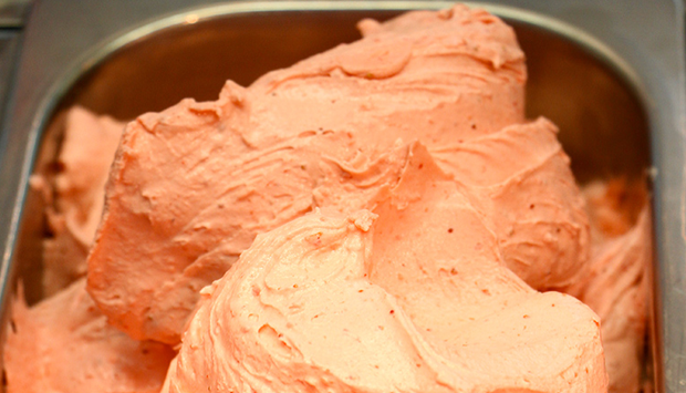 Come si fa il gelato alla fragola: la videoricetta