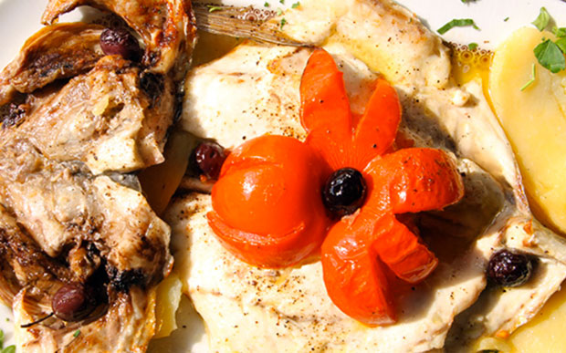 Orata alla brasiliana al forno con patate e pomodorini: la video-ricetta