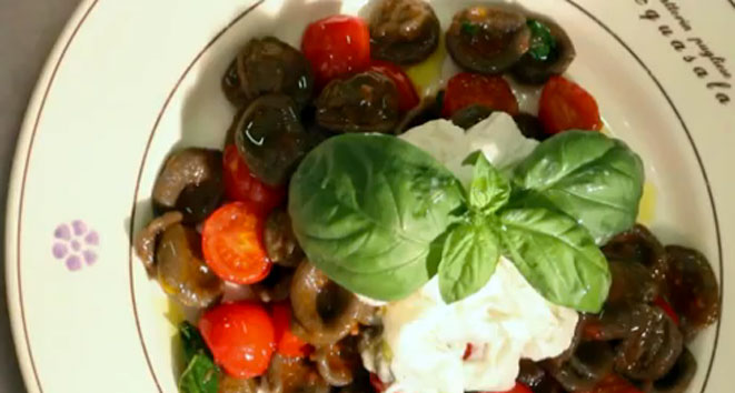 Orecchiette di grano arso, con pomodorini e burrata: la video-ricetta