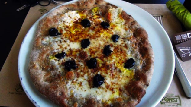 I Cutilisci a Catania, pizza intellettuale in un borgo marinaro