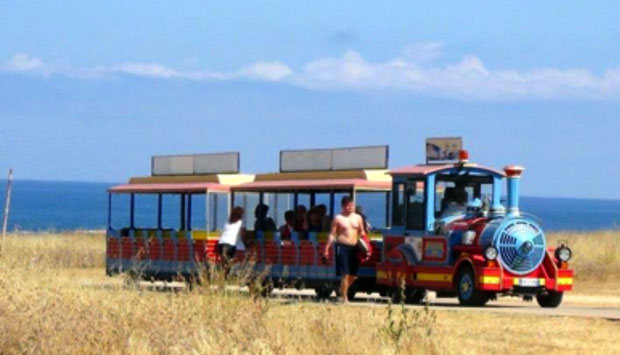 Trenino Ercolino sulle spiagge di Baia Santa Margherita, nel trapanese