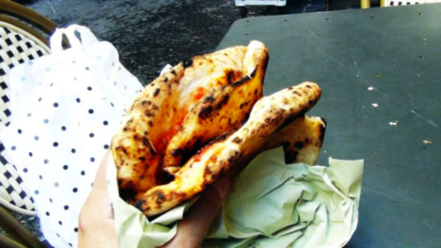 La pizza a portafoglio o a libretto: a Napoli la bontà fa strada