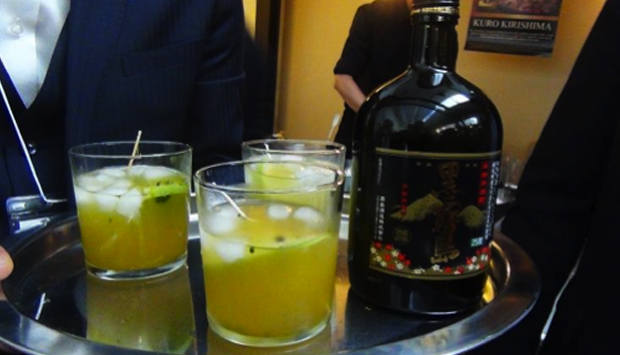 Il cocktail giapponese di grappa di patate, succo di agrumi e tè verde