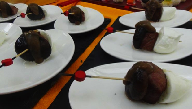 Spiedino manzo, funghi e mozzarella: ricetta italo-giapponese di Fusari