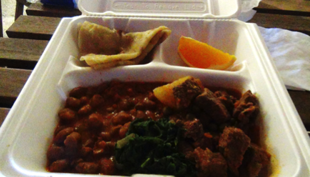 Lo Street-food della Tanzania: carni speziate, riso e chapati