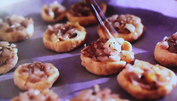 La ricetta delle focacce ripiene di cipolla stufata, dalla Polonia