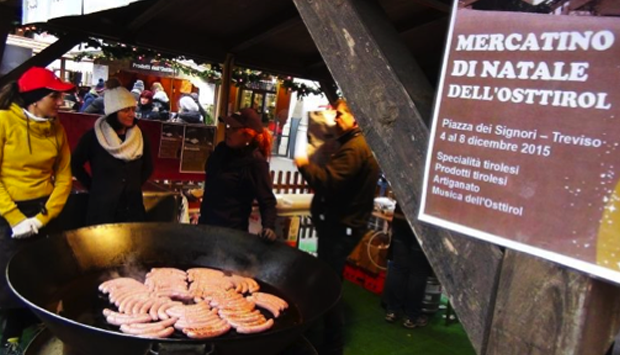 Le salsicce giganti dei mercatini di natale, specialità tirolese