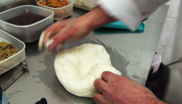 Fare la pizza a casa: regole e segreti per un impasto perfetto