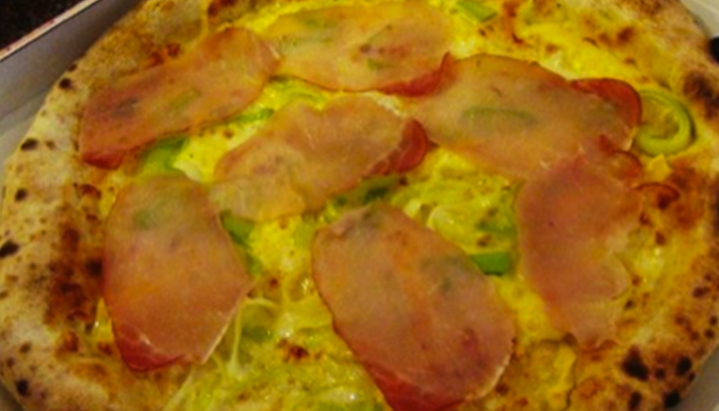 La ricetta della pizza con porri, zenzero e lonza affumicata