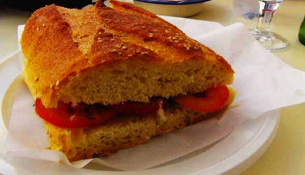 Pane cunzato a Marettimo (Egadi): il più rigoroso è al bar Onda Blu