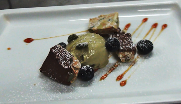 La ricetta del cremino croccante con gelato al pistacchio e mirtilli