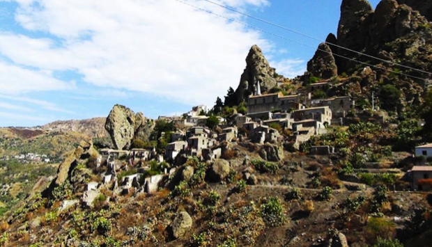La misteriosa bellezza di Pentedattilo, stupendo borgo calabrese