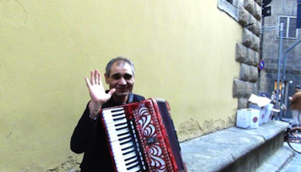 La fisarmonica di Gigi, i suoni della Turchia per strada a Firenze