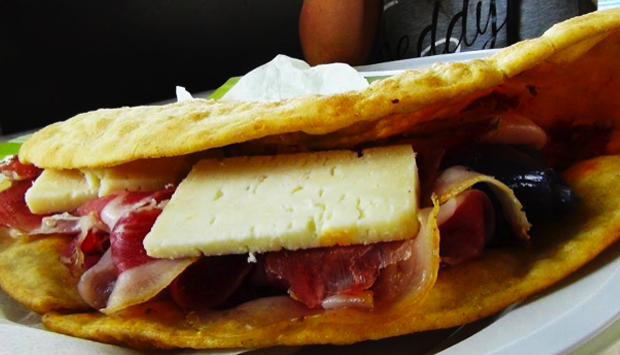 Alla Lestopitta da Mimmo, il pane azzimo fritto tipico di Bova (RC)
