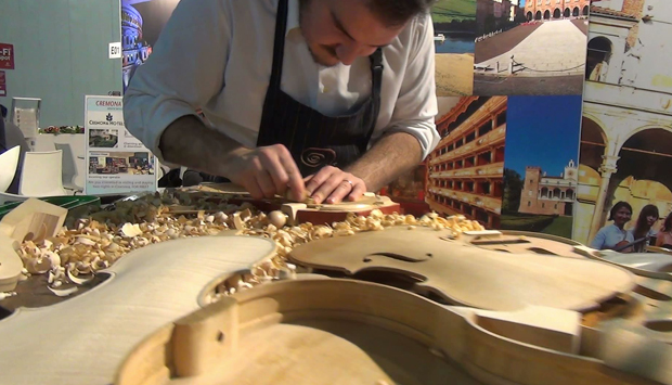 Come si crea un violino, antica tradizione di Cremona