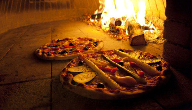 Per la pizza, meglio il forno a legna o quello elettrico? Miti da sfatare