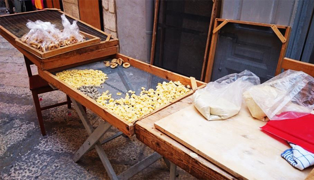 Le Orecchiette fatte per strada ad Arco Basso, tradizione di Bari Vecchia