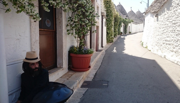 Incredibile performance di musica etnica, per strada ad Alberobello