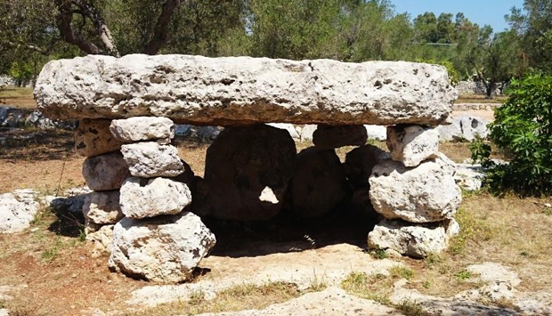Dolmen Li Scusi, mistero salentino pietrificato a Minervino di Lecce