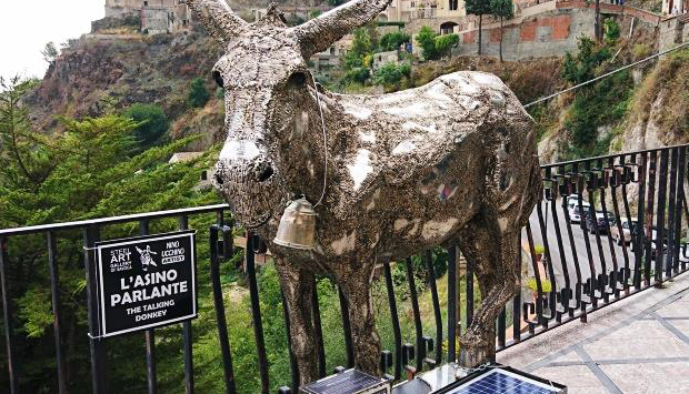A Savoca (ME) c’è un Asino Parlante… opera di steel art di Ucchino