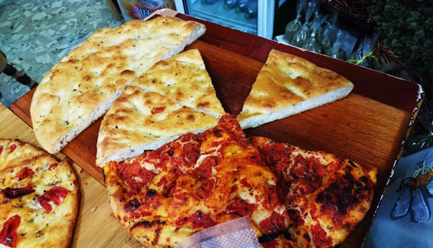 La Focaccia cotta a legna di Pane&Formaggi a Monte Sant’Angelo (FG)