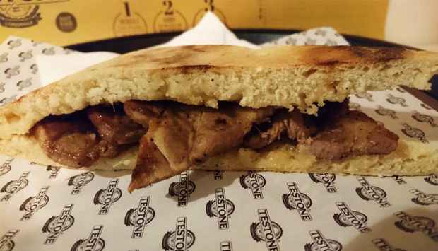 Da Testone a Milano, antica focaccia umbra e grande “ciccia” alla brace