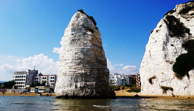 La spiaggia di Pizzomunno a Vieste, con il suo monolite “leggendario”