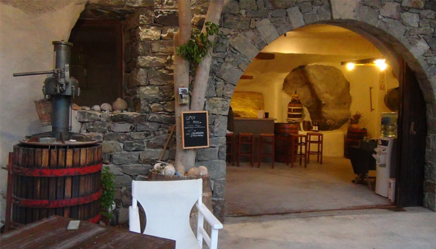 Cantina Kostantakis a Milos, vini dalle uve autoctone delle Cicladi