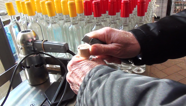 Come si imbottigliano a mano i distillati da Capovilla
