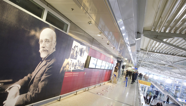 L’aeroporto di Atene, allestito come una mostra d’arte contemporanea