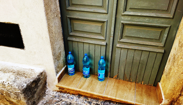 Quando le bottiglie anti-gatto diventano arredo urbano: per esempio a…