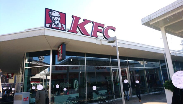 KFC al Bicocca Village di Milano, pollo fritto del Kentucky con 11 spezie