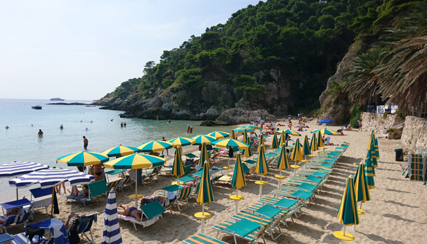 Cala delle Arene a San Domino, unica spiaggia di sabbia nelle Tremiti