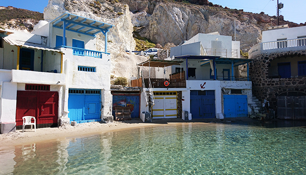 Le case colorate sull’isola greca di Milos, nel blu dipinto di blu