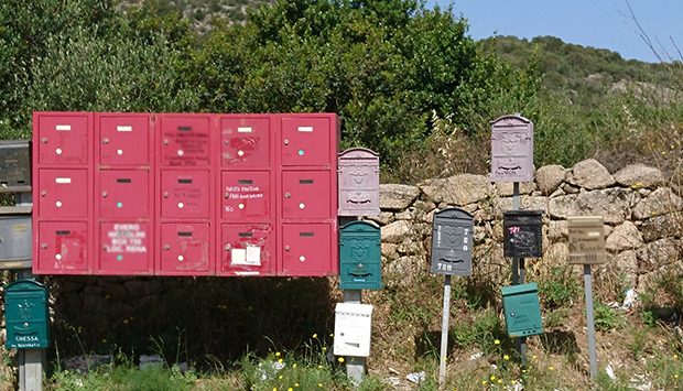 Arzachena, cassette della posta sulla strada come attrazione colorata
