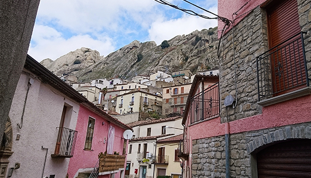Pietrapertosa in Basilicata, il borgo da camminare che fa anche volare
