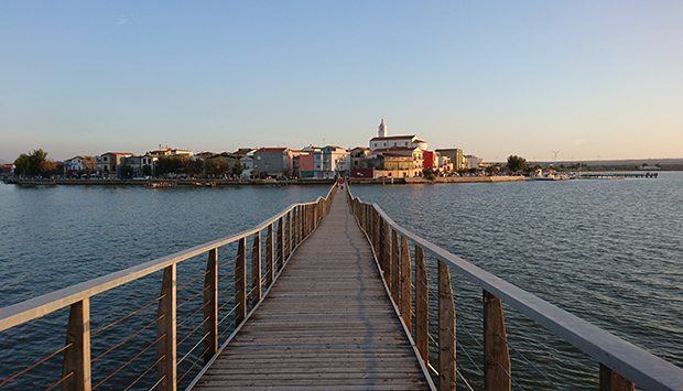 Lesina, bellezza riflessa in uno splendido lago del Gargano (Puglia)