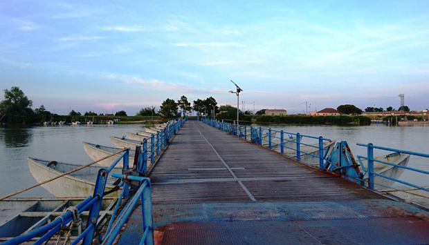 Ponte di barche sul Po della Donzella, magia fluviale a Porto Tolle (RO)