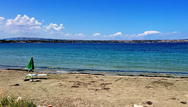 Spiaggia Serra, nell’Area Marina Protetta del Plemmirio a Siracusa