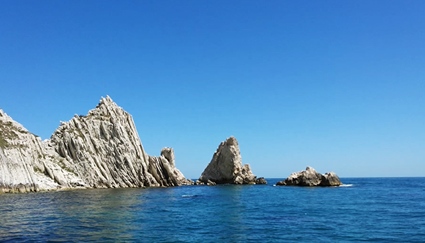 La stupenda spiaggia delle Due Sorelle nella Riviera del Conero, Marche