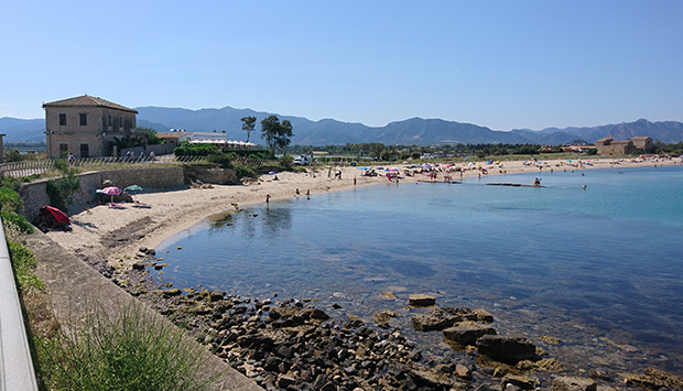 La spiaggia di Nora, tra le memorie millenarie della Sardegna del sud