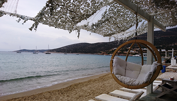 Al bar sulla bella spiaggia di Platis Gialos, sull’isola greca di Sifnos