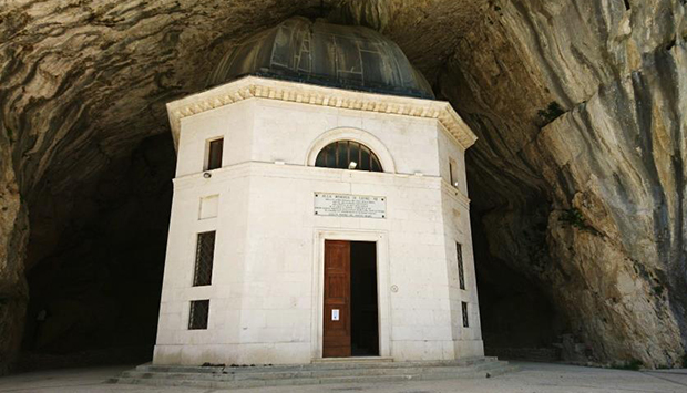 Tempio Valadier (Genga, AN), rimanere impietriti di fronte alla bellezza